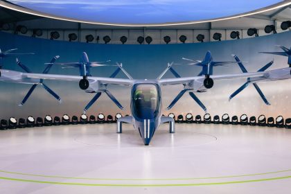 Protótipo de aeronave elétrica com hélices exibido em ambiente interno.