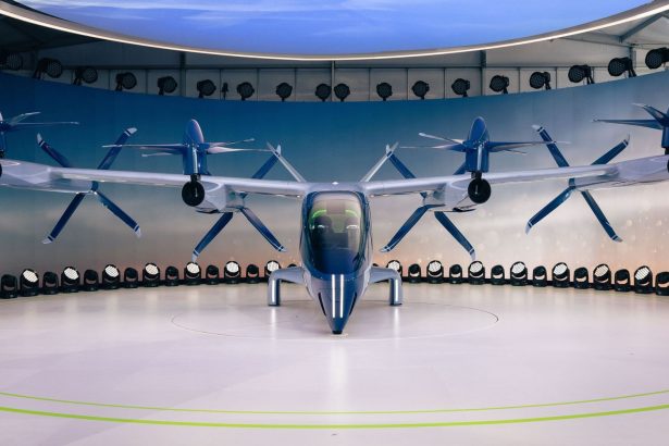 Protótipo de aeronave elétrica com hélices exibido em ambiente interno.