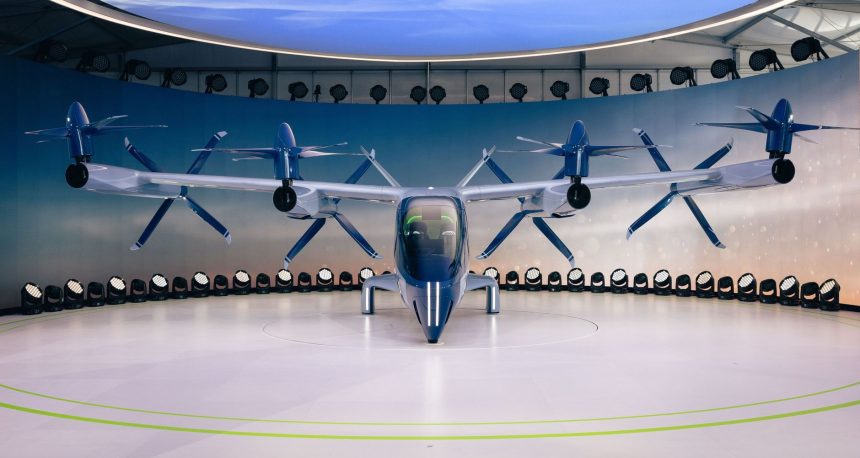 Protótipo de aeronave elétrica com hélices exibido em ambiente interno.